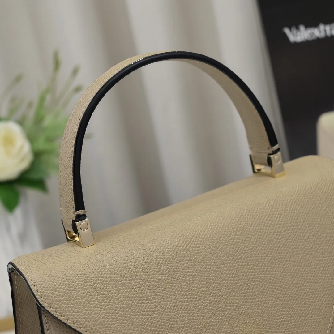Valextra, the name of Italy's beloved horse, Iside is Val. One of extra's most iconic designs. There is no obvious logo, but the simple collective line design is very recognizable, full of architectural art, and shows a capable and intellectual style. It is made of imported palm-print lining cowhide, with up to five stitches of handwork, and the shiny oil edges test the skill of the craftsman. Large size: 26cm model 6627#